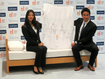 パラマウントベッドの新製品発表会見に出席した競泳の寺川（左）と松田＝東京・中央区のスマートスリープストア東京