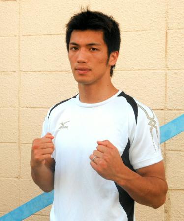 　ファイティングポーズを取る村田諒太＝和歌山県立体育館