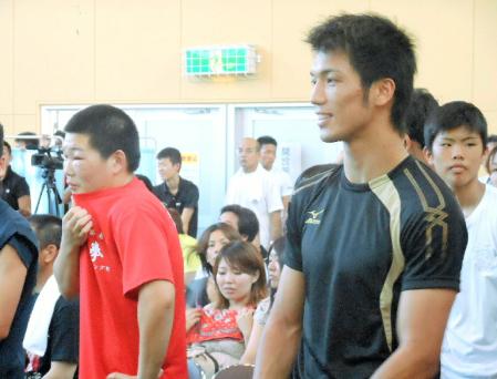 京都代表のチームメートの試合を見つめる村田諒太（右から２人目）