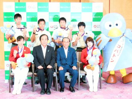 　埼玉県の「彩の国スポーツ功労賞」を受賞した五輪メダリスト６人＝埼玉県知事公館