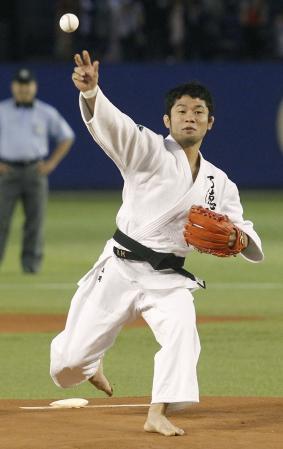 　始球式を行う平岡拓晃