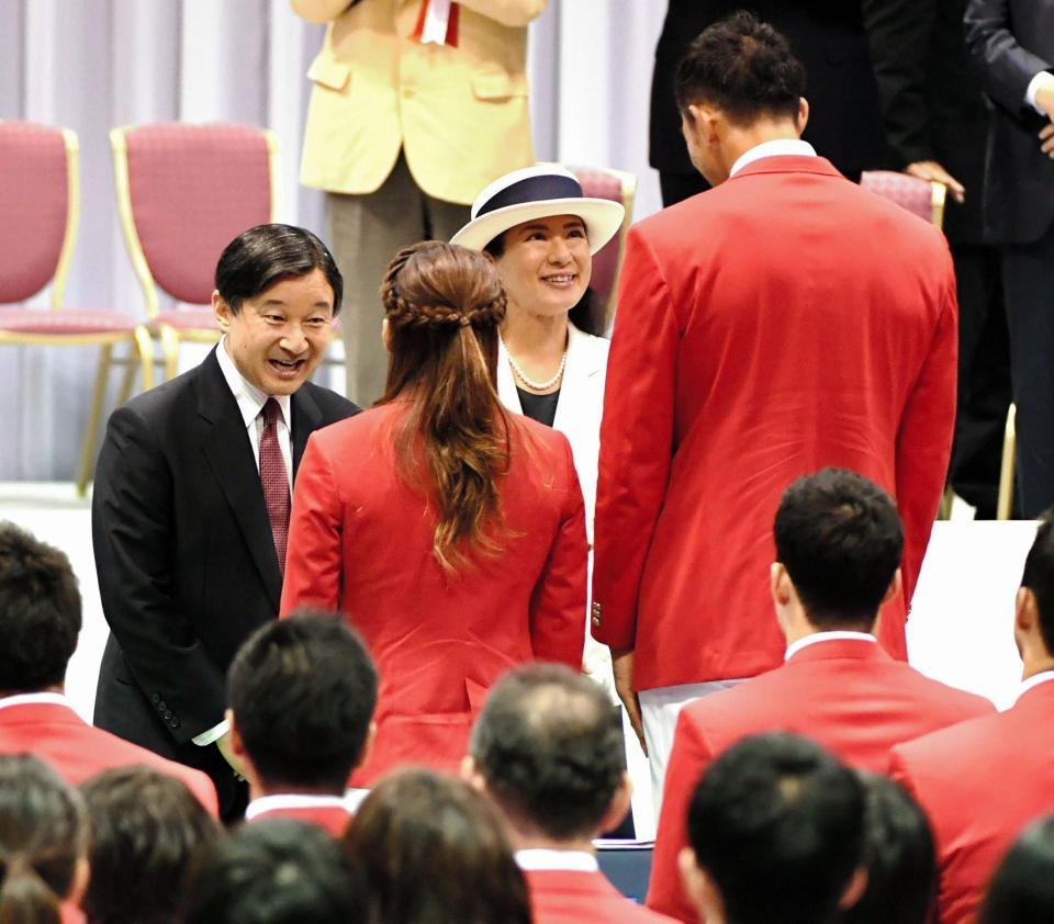 日本選手団主将の吉田沙保里（左）と旗手の右代啓祐（右）に声をかけられる皇太子ご夫妻