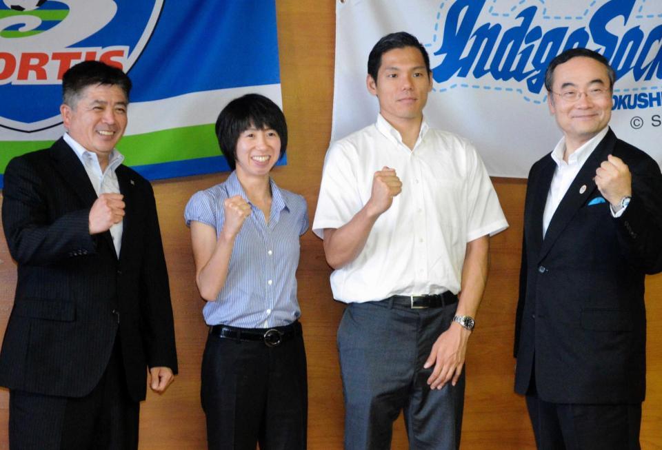 　徳島県の飯泉知事（右）を表敬訪問した（左から）大塚製薬陸上部の河野監督、伊藤、金丸