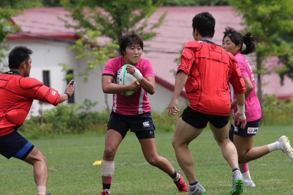 男子選手を相手に実戦形式で練習したサクラセブンズの中村主将（左から２人目）