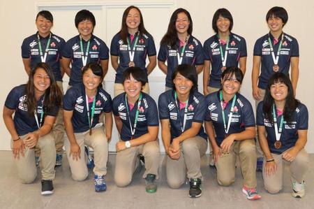 銅メダルを胸に帰国した世界学生セブンズの女子日本代表、前列右から３人目が福島主将