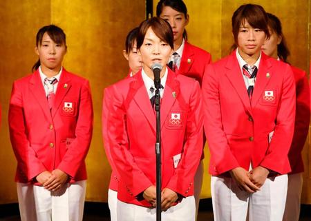 　壮行会で決意表明するホッケー女子日本代表の中川未由希主将（中央）＝共同