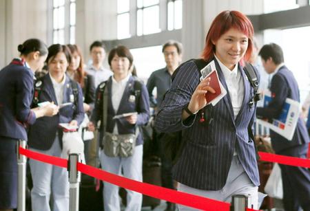 　合宿地へ向け出発するリオ五輪バスケ女子日本代表の吉田（手前右）ら