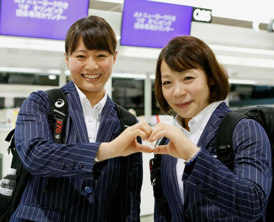 　ポーズをとる重量挙げ女子日本代表の八木かなえ（左）と三宅宏実
