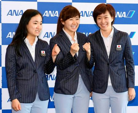 　出発前、ポーズをとる卓球女子日本代表の（左から）伊藤美誠、福原愛、石川佳純