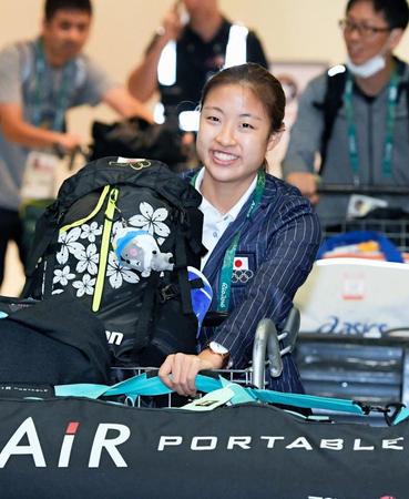 　リオデジャネイロに笑顔で到着したバドミントン女子の奥原希望（共同）