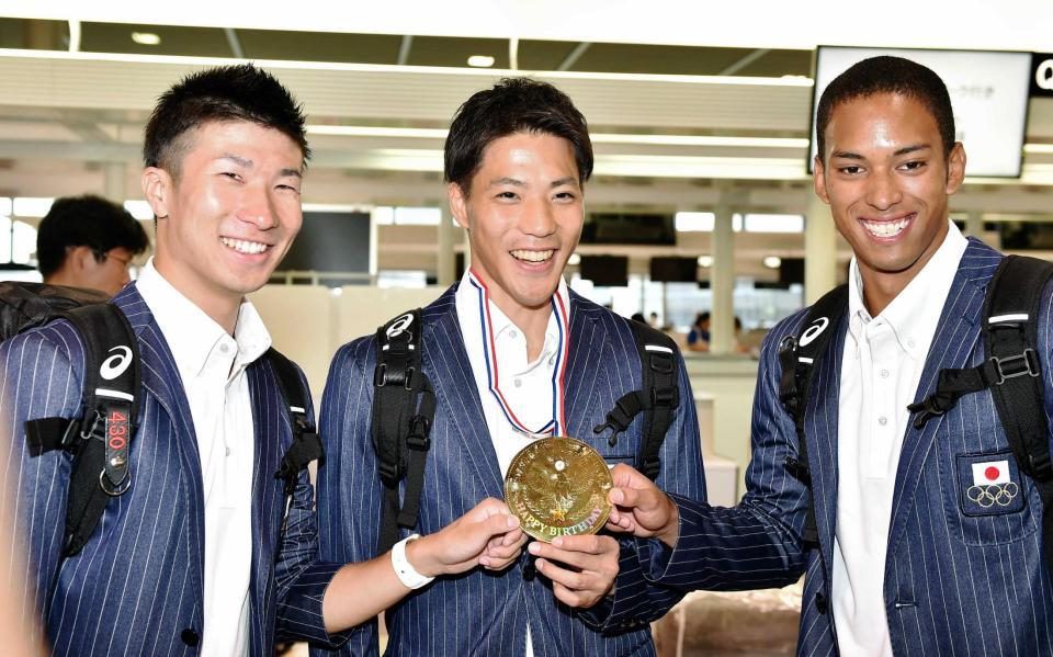 　金メダルを胸に笑顔で出発した（左から）桐生祥秀、山県亮太、ケンブリッジ飛鳥（撮影・園田高夫）