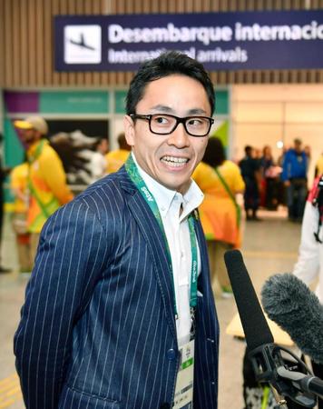 　リオデジャネイロの国際空港に到着し、取材に応じるフェンシング男子日本代表の太田雄貴（共同）