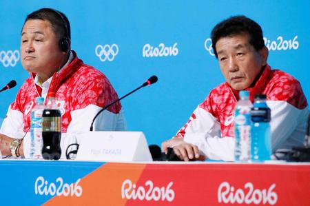 　記者会見する日本選手団の山下泰裕副団長（左）と高田裕司総監督（共同）