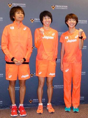 取材に応じる女子マラソン代表の（左から）福士加代子、伊藤舞、田中智美