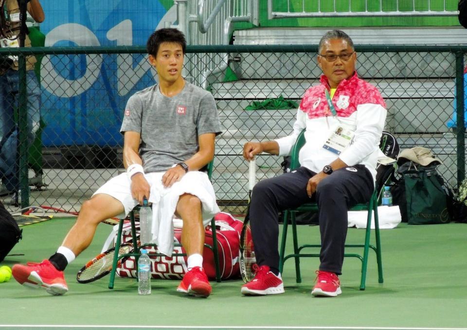 五輪会場の練習コートでの初練習を終え、植田監督（右）と談笑する錦織