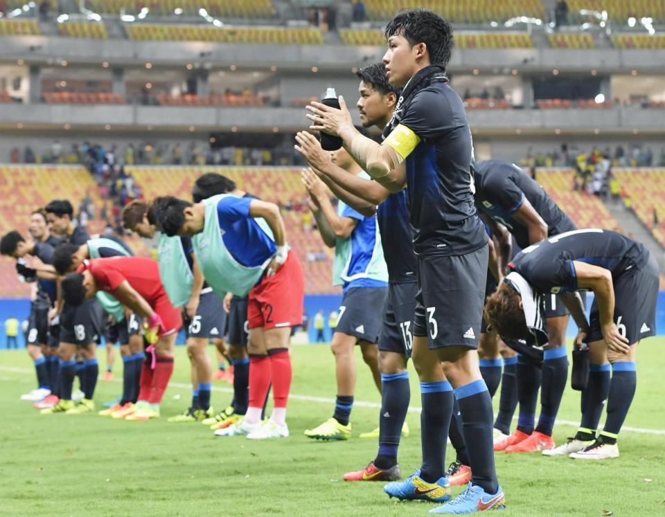 　試合後、サポーターにあいさつする遠藤（手前）ら日本イレブン＝マナウス（共同）