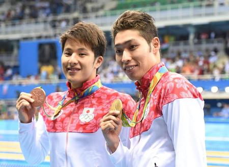 メダルを披露する瀬戸大也（左）と萩野公介＝リオデジャネイロ（撮影・棚橋慶太）〓〓