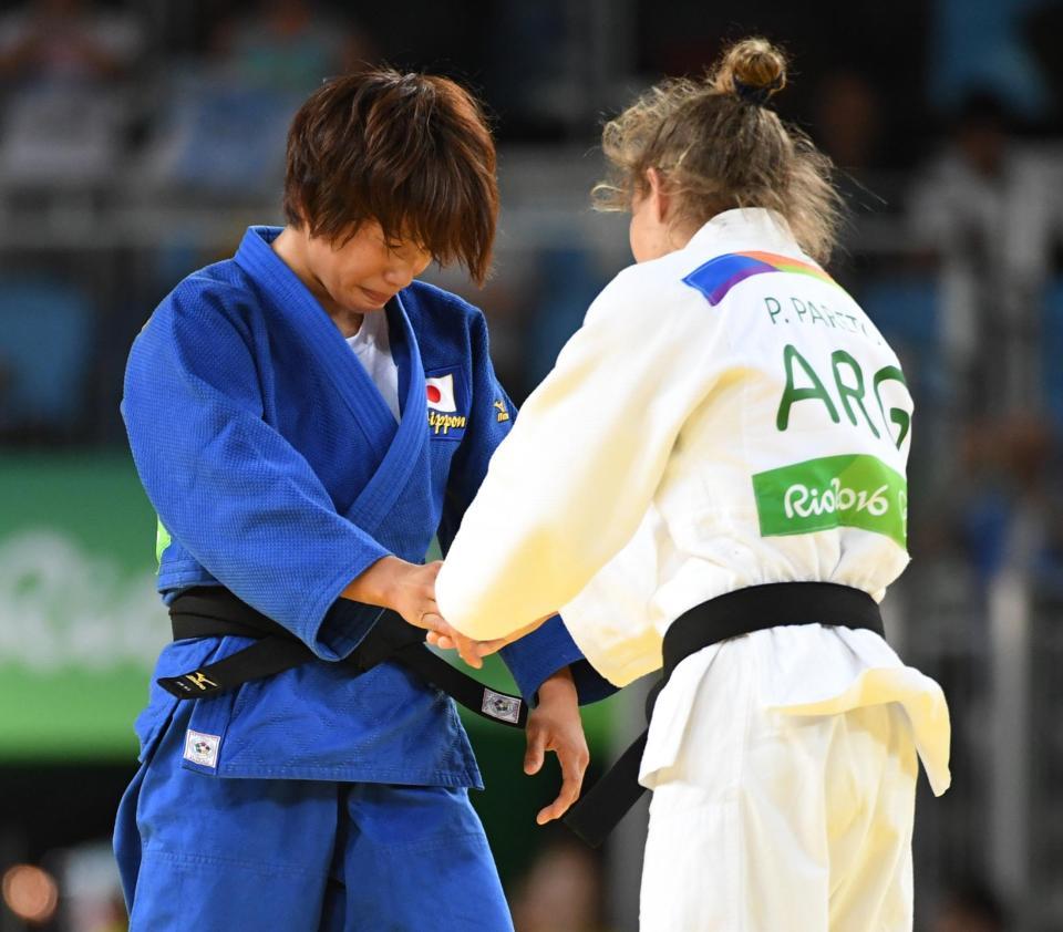 　準決勝でパレト（右）に敗れ涙を流す近藤亜美（撮影・棚橋慶太）