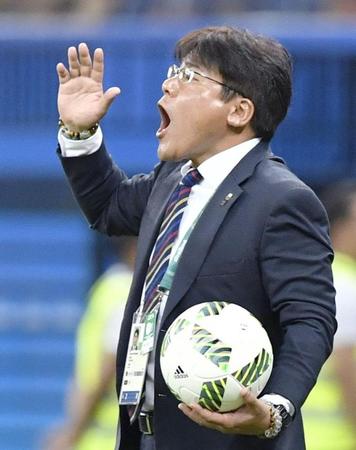 　日本－コロンビア　後半、指示を出す手倉森監督＝マナウス（共同）