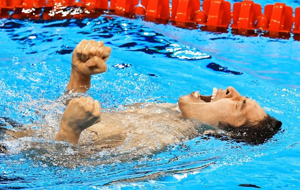 　競泳男子４００メートル個人メドレーで金メダルを獲得し、ガッツポーズする萩野（共同）