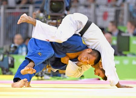 　３位決定戦でブシャール（右）に勝利した海老沼匡