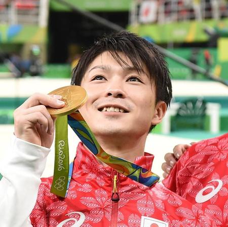 金メダルをかかげる内村航平＝リオデジャネイロ（撮影・棚橋慶太）