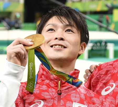 金メダルをかかげる内村航平＝リオデジャネイロ（撮影・棚橋慶太）