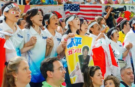 　体操男子団体総合決勝で日本を応援する、内村航平選手の母周子さん（中央）ら