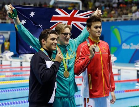 　競泳男子４００メートル自由形で金メダルを獲得したマック・ホートン（中央）と銀メダルの孫楊（右）