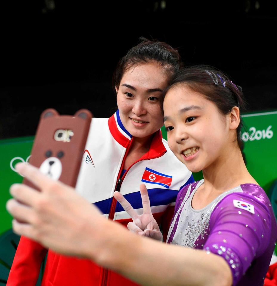 これぞ五輪だ 韓国と北朝鮮の女子体操選手が仲良く自撮り 五輪ニュース リオ五輪 デイリースポーツ Online
