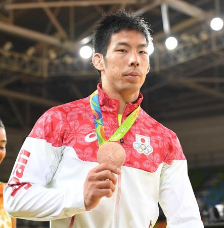 　銅メダルを披露する永瀬貴規