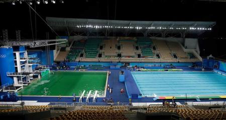 　水が緑色に変色したマリア・レンク水泳センターのプール（左）