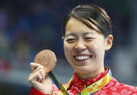 　女子２００メートルバタフライで獲得した銅メダルを手に笑顔の星奈津美＝リオデジャネイロ（共同）