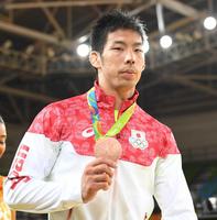 　銅メダルを披露する永瀬貴規