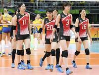 　ブラジルにストレートで敗れ肩を落とす荒木（11）、田代（20）、木村（３）、迫田（16）ら＝リオデジャネイロ（共同）