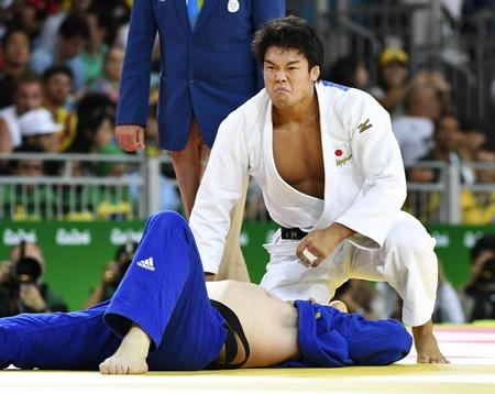 男子１００キロ級３位決定戦　ウクライナ選手（下）を破り銅メダル獲得を決めた羽賀龍之介＝リオデジャネイロ（共同）