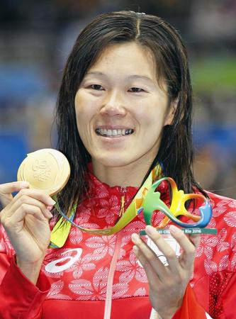 　女子２００メートル平泳ぎで獲得した金メダルを手にする金藤理絵＝リオデジャネイロ（共同）