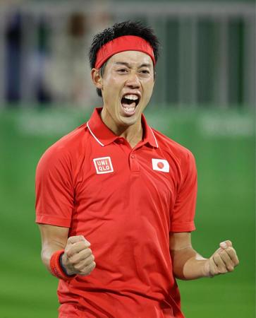 　男子シングルス準々決勝でフランスのガエル・モンフィスに競り勝ち、喜ぶ錦織圭。日本勢で96年ぶりの４強入りを果たした＝リオデジャネイロ（共同）