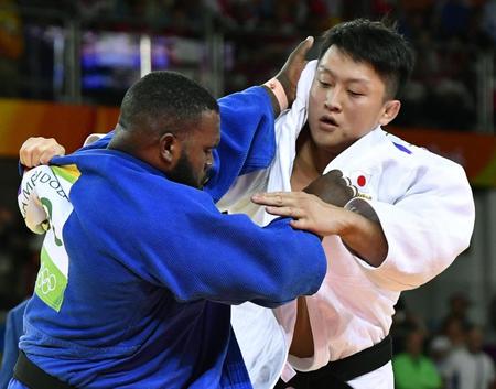 　男子１００キロ超級準々決勝　キューバ選手（左）を破り準決勝進出の原沢久喜＝リオデジャネイロ（共同）