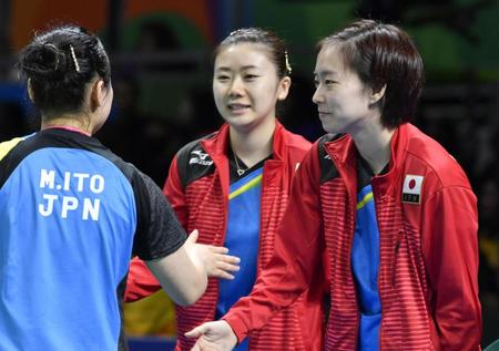 　日本－ポーランド　シングルスで勝利した伊藤（左）を迎える石川（右）と福原＝リオデジャネイロ（共同）