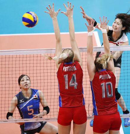 　バレー女子１次リーグ・ロシア戦でプレーする佐藤あり紗選手（左下）。右はスパイクする木村沙織選手＝12日、リオデジャネイロ（共同）