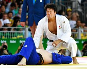 　男子１００キロ級３位決定戦でウクライナ選手（下）を破った羽賀龍之介