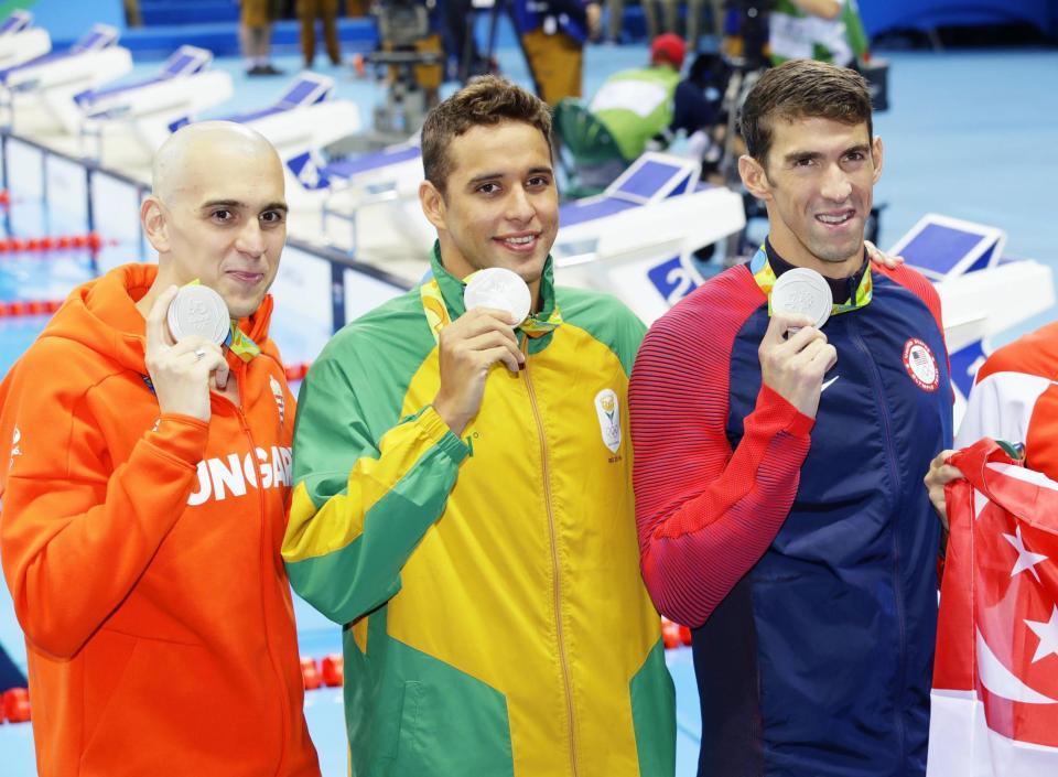 　男子１００メートルバタフライで銀メダルの（左から）ハンガリーのチェー、南アフリカのレクロー、米国のフェルプス＝リオデジャネイロ（共同）