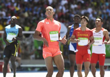 　男子１００メートル予選　ゴール後のケンブリッジ飛鳥（手前）＝リオデジャネイロ（共同）