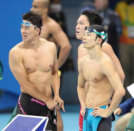 　男子４００メートルメドレーリレー決勝を終え、厳しい表情の（左から）藤井、小関、入江