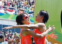 女子マラソン　ゴールし、抱き合う田中智美（左）と福士加代子＝リオデジャネイロ（共同）