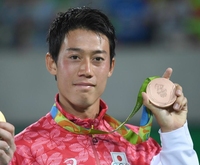 笑顔で銅メダルを披露する錦織圭＝リオデジャネイロ（撮影・棚橋慶太）