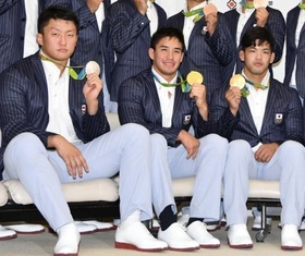 帰国後、メダルを胸に会見した柔道・日本選手団（前列左から）原沢久喜、ベイカー茉秋、大野将平＝成田空港