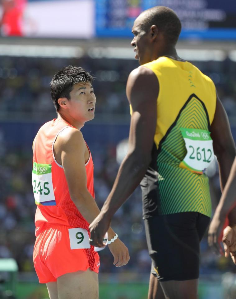 　男子１００ｍ予選で敗退した桐生祥秀。右はウサイン・ボルト