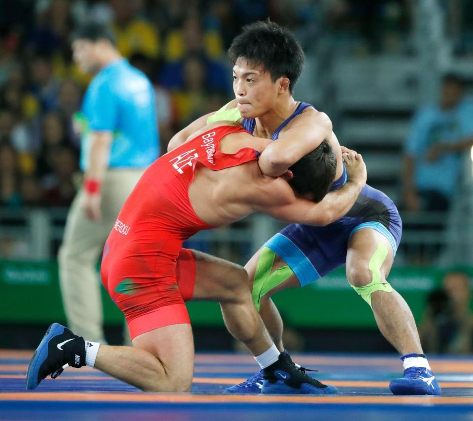 男子グレコローマン59キロ級準決勝　アゼルバイジャン選手（左）を攻める太田忍＝リオデジャネイロ（共同）